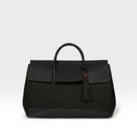 オストロ2 Sサイズヌバックの正面（ブラック）